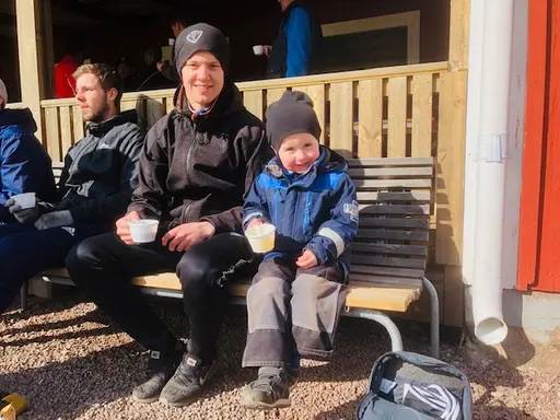 Stora som små arbetare på Idrottsparken denna vårdag.