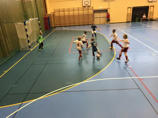 08/09-gänget förstärkta med Simon Ö o Rasmus J. öste på i Arenan i Skövde.