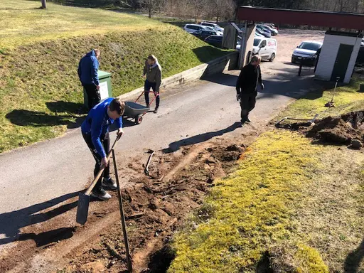 Både stora och små vid arbetsdagen på Idrottsparken en härlig vårdag i april 2020.