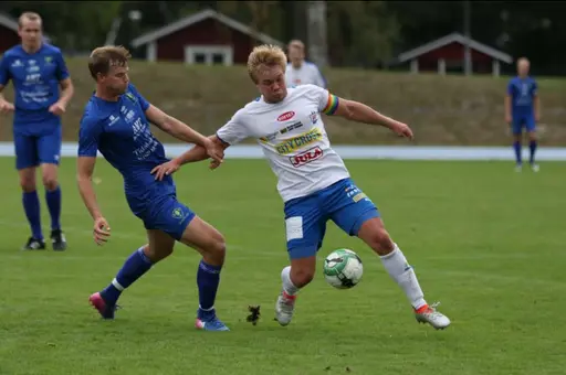 Fredrik Jungergård i kamp med Skaras Jacob Söderberg