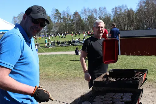 Rickar Andersson och Claes Rydholm nöjda grillare i vårsolen, vid Giffcupen dag 1.