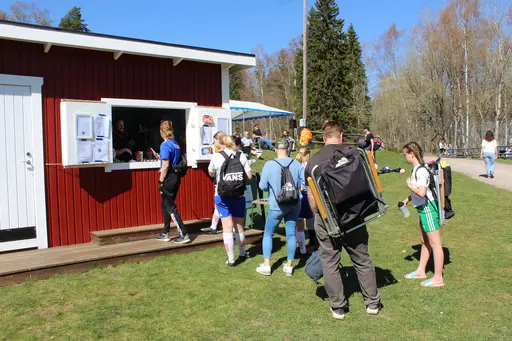 Rickar Andersson och Claes Rydholm nöjda grillare i vårsolen, vid Giffcupen dag 1.