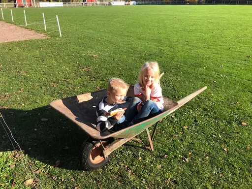 Unga som gamla medlemmar slöt upp denna soliga och ovanligt varma oktobermorgon för att iordningställa Idrottsparken efter ännu en avslutat säsong.