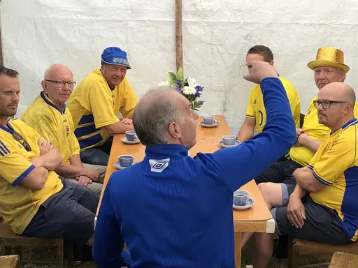 Styrelsen uppvaktar Mats på 60-års dagen🎉🎉