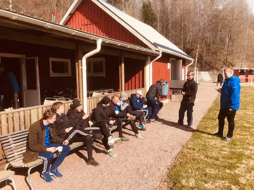 Stora som små arbetare på Idrottsparken denna vårdag.