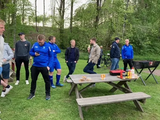 Efter träning smakar det gött med ny grillad Hamburgare.