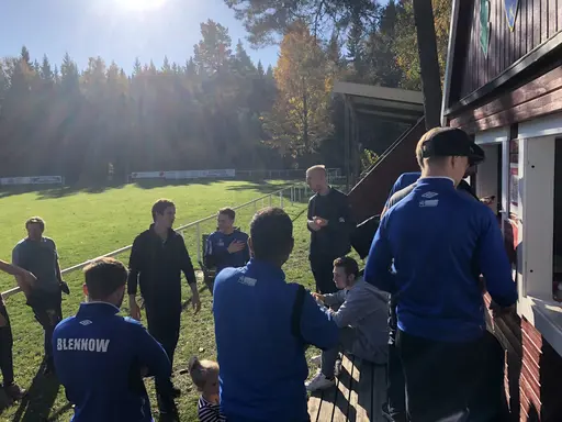 Unga som gamla medlemmar slöt upp denna soliga och ovanligt varma oktobermorgon för att iordningställa Idrottsparken efter ännu en avslutat säsong.