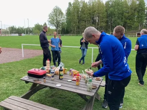 Efter träning smakar det gött med ny grillad Hamburgare.
