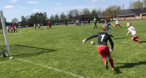 Strålande sol, fin gräsmatta och underhållande spel i Varnhem!
