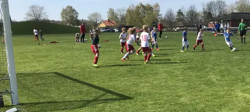 Strålande sol, fin gräsmatta och underhållande spel i Varnhem!