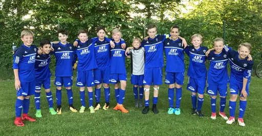 ESK-grabbarna pustar ut i skuggan efter matchen!