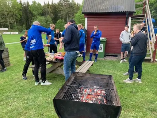 Efter träning smakar det gött med ny grillad Hamburgare.