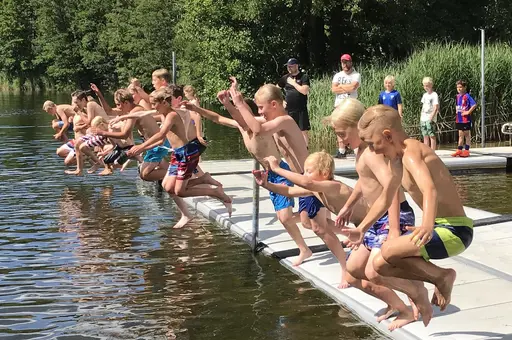 Synkroniserade kanonkulor i Bruksdammen, utpustning vid Parlings bod efter löppass och hamburgergrillning på hög nivå!