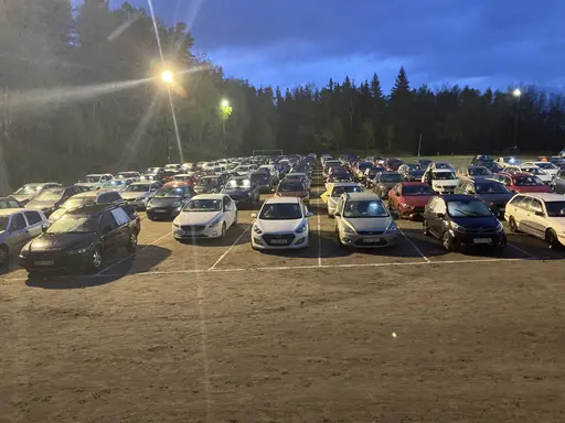 Entusiastiska funktionärer vid årets premiärspel.