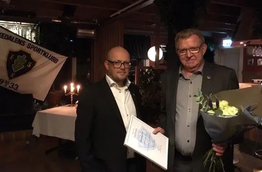 Ordförande Mats Löwing utser Leif Persson till Hedersmedlem. Den 5: i ordningen.