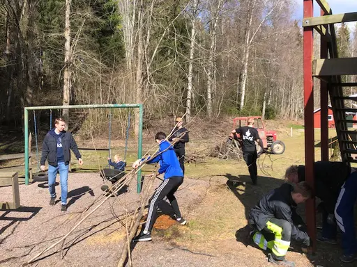 Både stora och små vid arbetsdagen på Idrottsparken en härlig vårdag i april 2020.