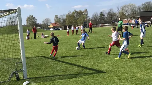 Strålande sol, fin gräsmatta och underhållande spel i Varnhem!