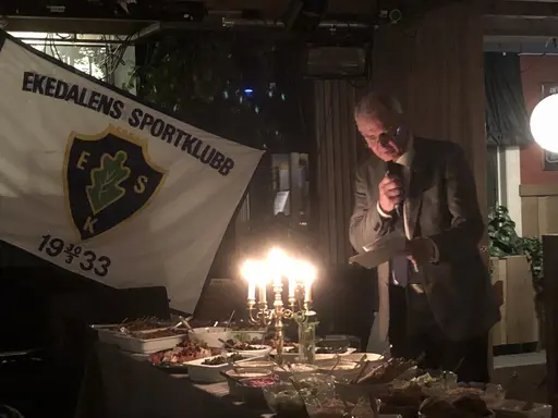 Ordförande Mats Löwing utser Leif Persson till Hedersmedlem. Den 5: i ordningen.