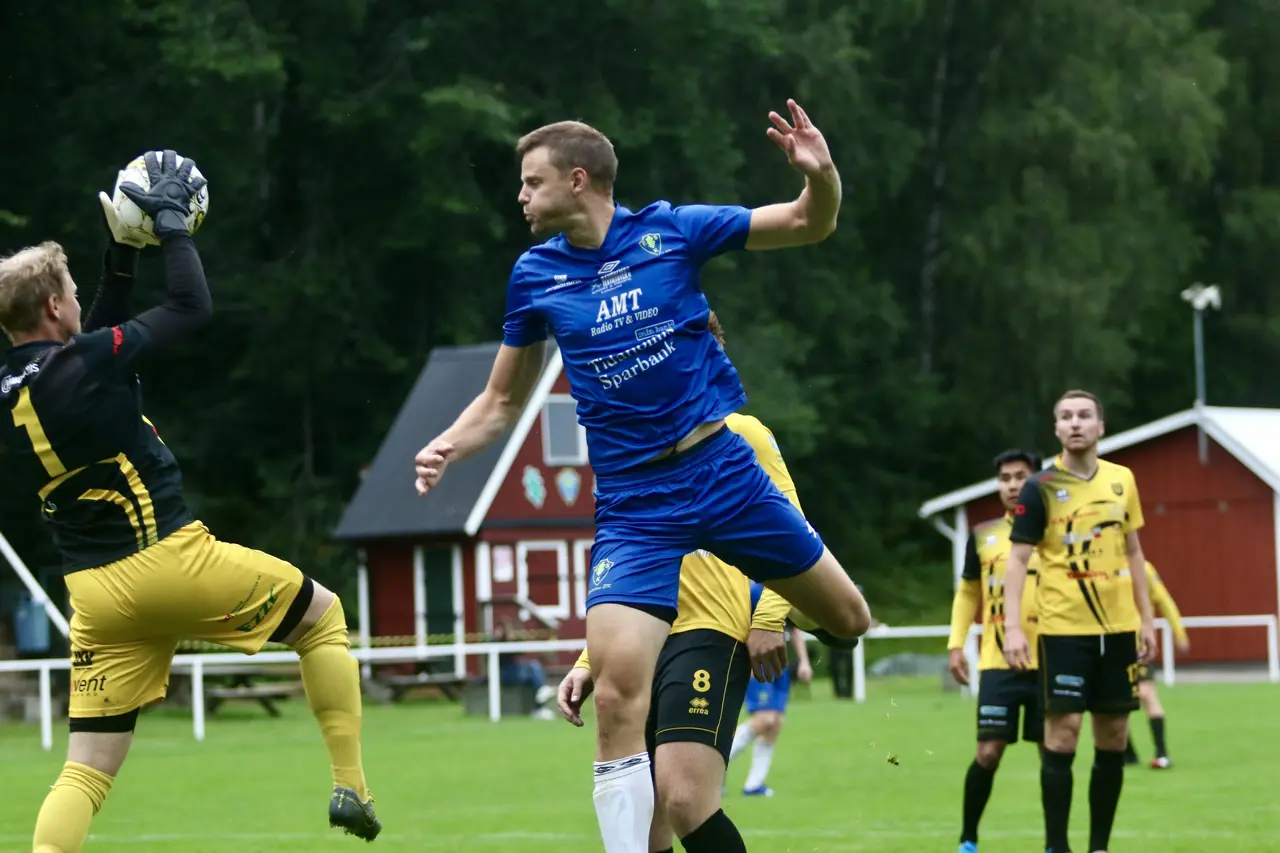 Fredrik Jungergård gjorde ett av fem mål i segermatchen mot Hova/Weimer Lyrestad.