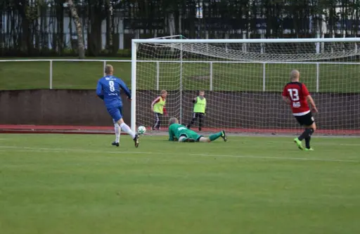 Här rullar Jonathan Thuren in 1-0 för ESK