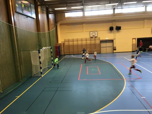 08/09-gänget förstärkta med Simon Ö o Rasmus J. öste på i Arenan i Skövde.