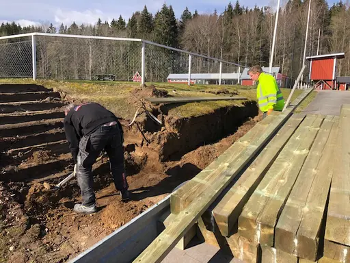 Både stora och små vid arbetsdagen på Idrottsparken en härlig vårdag i april 2020.