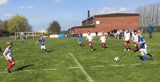 Strålande sol, fin gräsmatta och underhållande spel i Varnhem!