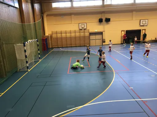 08/09-gänget förstärkta med Simon Ö o Rasmus J. öste på i Arenan i Skövde.