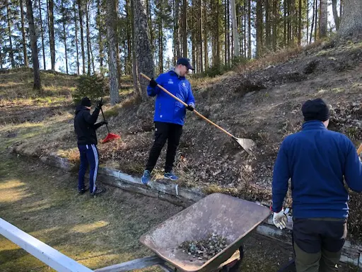 Både stora och små vid arbetsdagen på Idrottsparken en härlig vårdag i april 2020.
