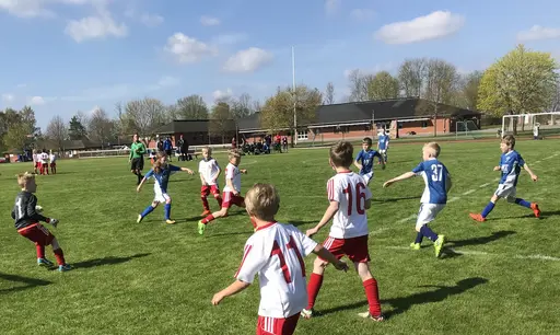 Strålande sol, fin gräsmatta och underhållande spel i Varnhem!