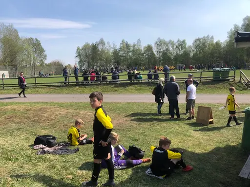 Giffcupen med både spelare och funktionärer stora som små.