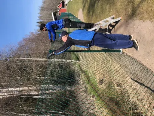 Stort engagemang vid vårens arbetsdag. Ute och med Corona avstånd.