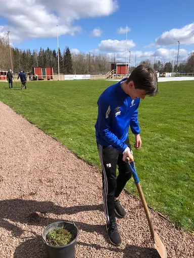 Både stora och små vid arbetsdagen på Idrottsparken en härlig vårdag i april 2020.