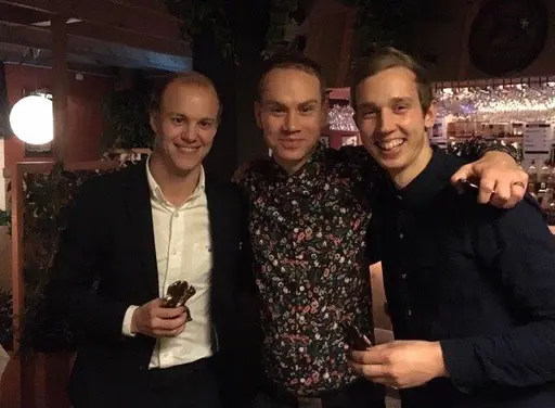 Ordförande Mats Löwing utser Leif Persson till Hedersmedlem. Den 5: i ordningen.