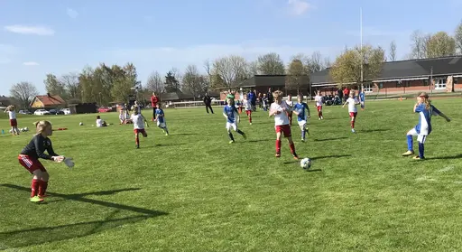 Strålande sol, fin gräsmatta och underhållande spel i Varnhem!
