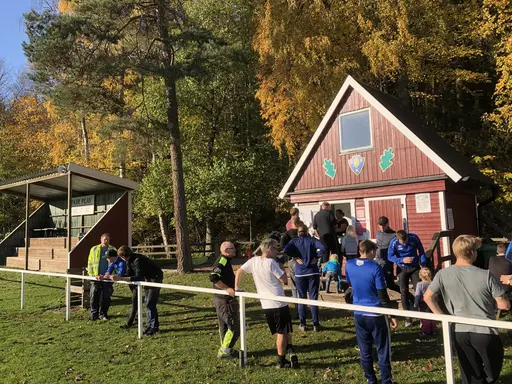 Unga som gamla medlemmar slöt upp denna soliga och ovanligt varma oktobermorgon för att iordningställa Idrottsparken efter ännu en avslutat säsong.