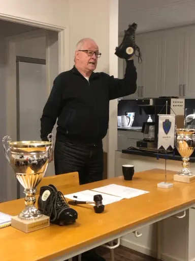 Årsmöte 2019, ordförande Mats Löwing lämnar över klubban till mötes ordförande Kurt-Arne Karlsson.