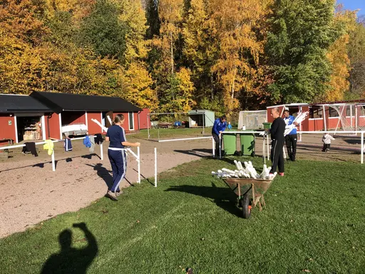 Unga som gamla medlemmar slöt upp denna soliga och ovanligt varma oktobermorgon för att iordningställa Idrottsparken efter ännu en avslutat säsong.