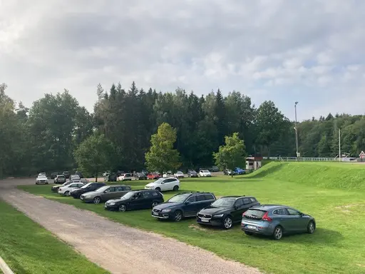 Ledarna, Erik och Gita tittar på matchen med spänd förväntan.