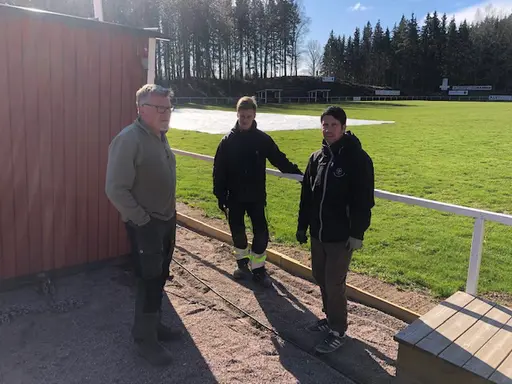 Både stora och små vid arbetsdagen på Idrottsparken en härlig vårdag i april 2020.
