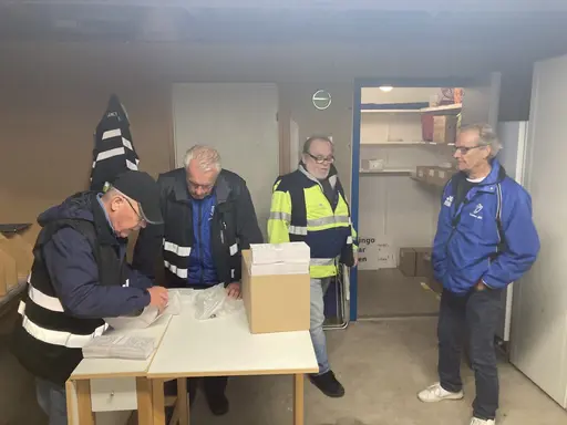 Entusiastiska funktionärer vid årets premiärspel.
