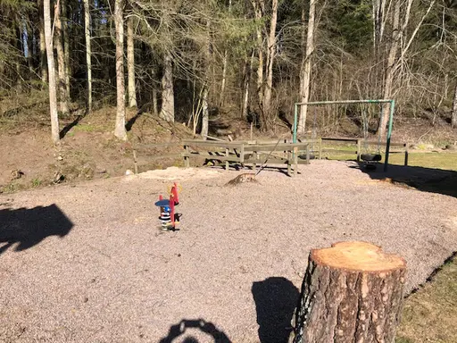 Både stora och små vid arbetsdagen på Idrottsparken en härlig vårdag i april 2020.