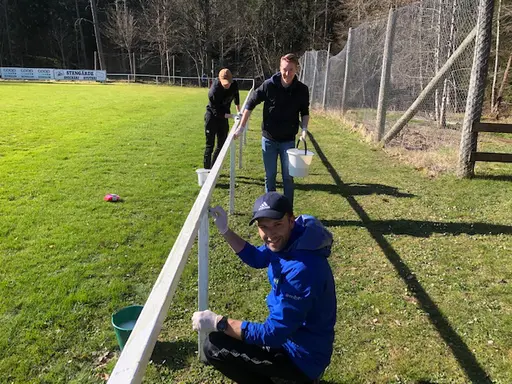 Både stora och små vid arbetsdagen på Idrottsparken en härlig vårdag i april 2020.