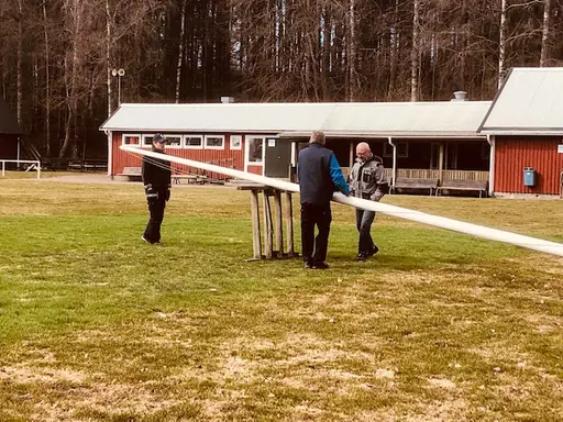 Stora som små arbetare på Idrottsparken denna vårdag.