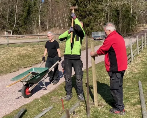 Stort engagemang vid vårens arbetsdag. Ute och med Corona avstånd.
