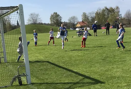 Strålande sol, fin gräsmatta och underhållande spel i Varnhem!