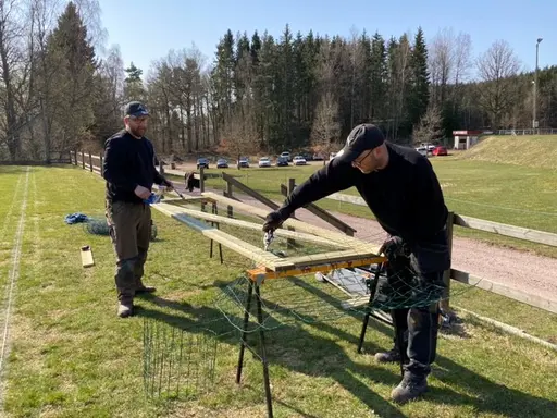 Stort engagemang vid vårens arbetsdag. Ute och med Corona avstånd.