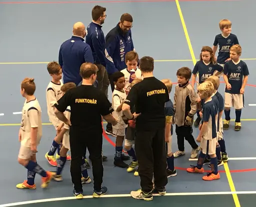 08/09-gänget förstärkta med Simon Ö o Rasmus J. öste på i Arenan i Skövde.