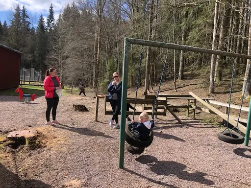 Både stora och små vid arbetsdagen på Idrottsparken en härlig vårdag i april 2020.