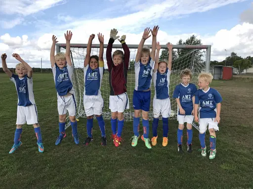 Fullt jubel efter en lyckad dag i Korsberga. Albin, Vidar, Linnea, Erik Ö, Edvin, Marius, Erik B och Alvin R. försvarade ESK:s färger denna dag.